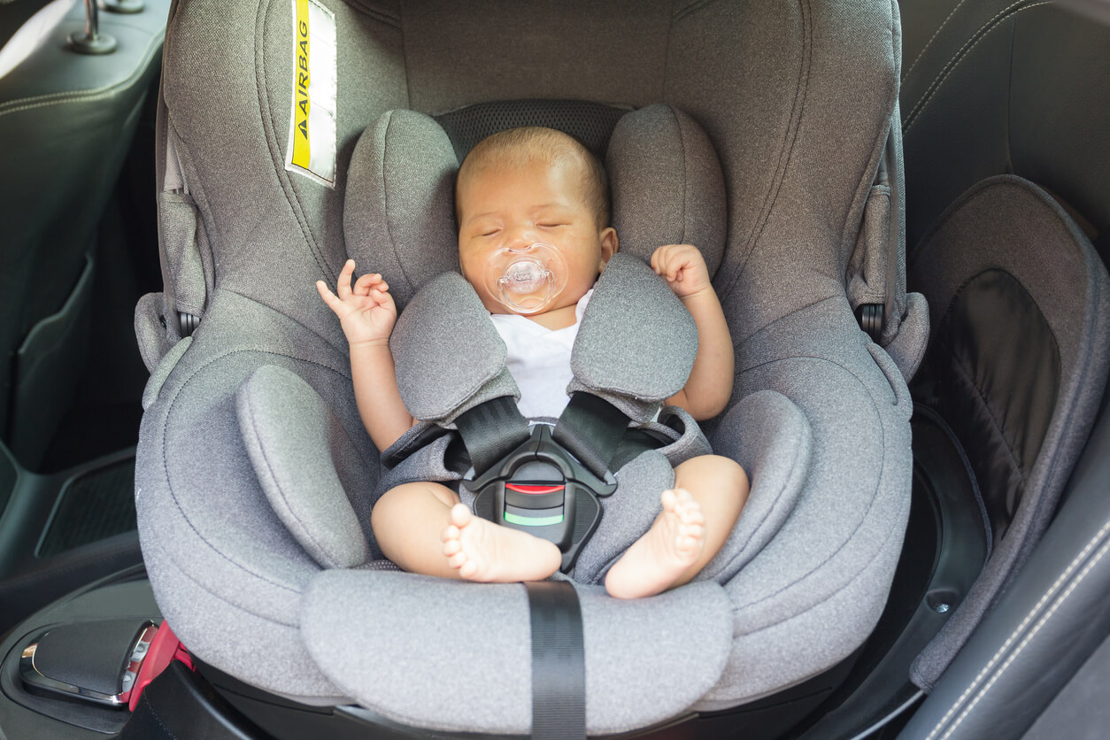 Un bébé dans un siège auto.