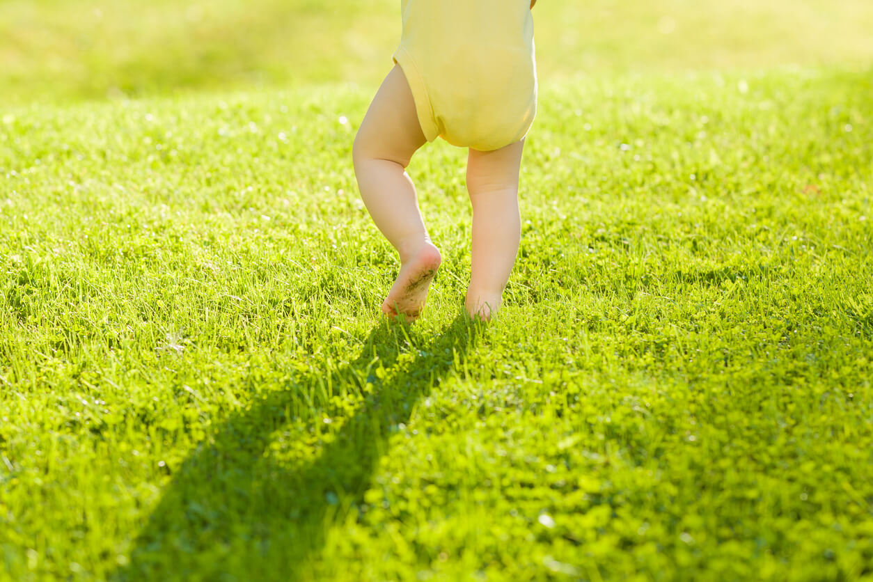 bebe lactante deambulador deambula camina descalzo pasto aire libre salud desarrollo motor psico sin zapatos