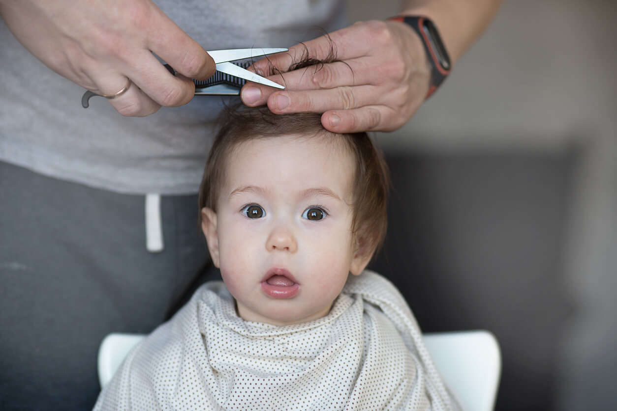 bébé coupe de cheveux pomme de terre ciseaux à main dedor peigne première coupe chaise cape serviette