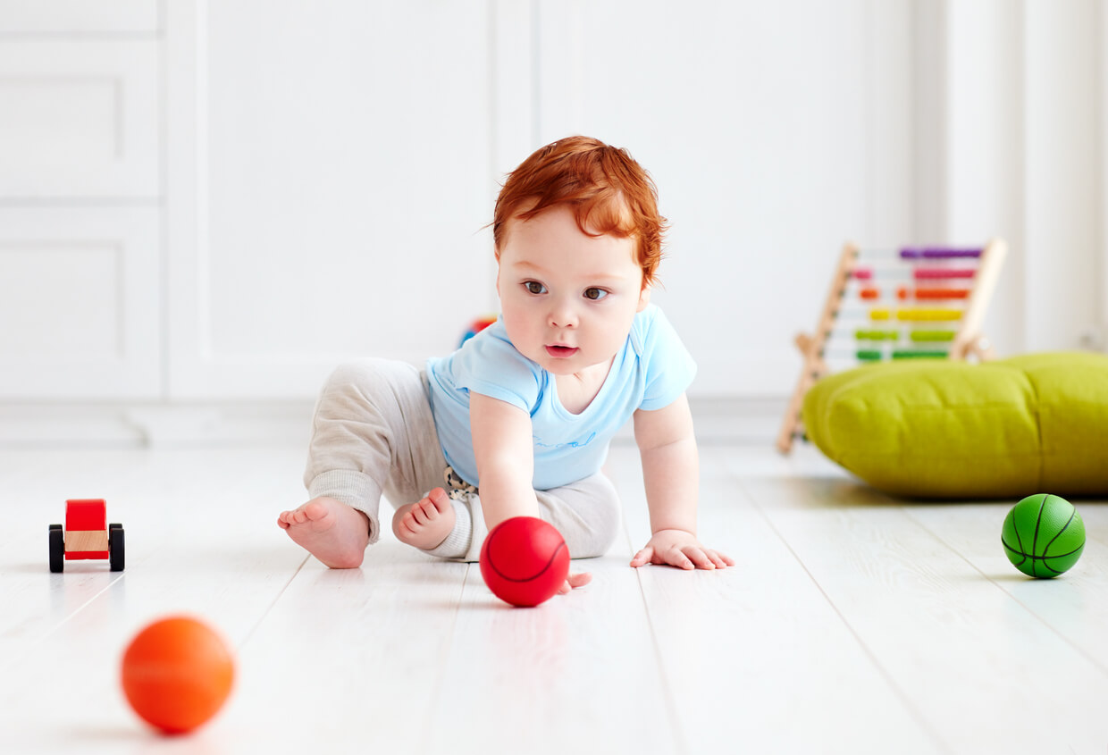 bebe piso suelo pelotas gateo desarrollo madurativo fisico infancia