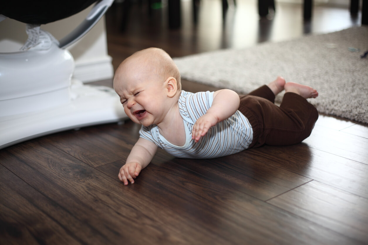 queda altura chão bebê chora irritável hora da barriga hora da barriga estimulação do estômago prevenção lesão acidente