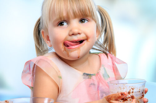 nina nena bebe beba cacao toma leche taza vaso vidrio feliz merienda saludable