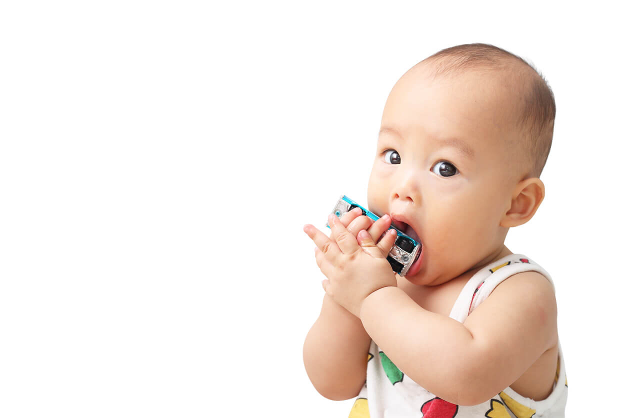 estágio de desenvolvimento sensorial motor piaget mão objeto brinquedo boca bebê criança infante explorar descobrir desenvolver estimular brinquedo automóvel