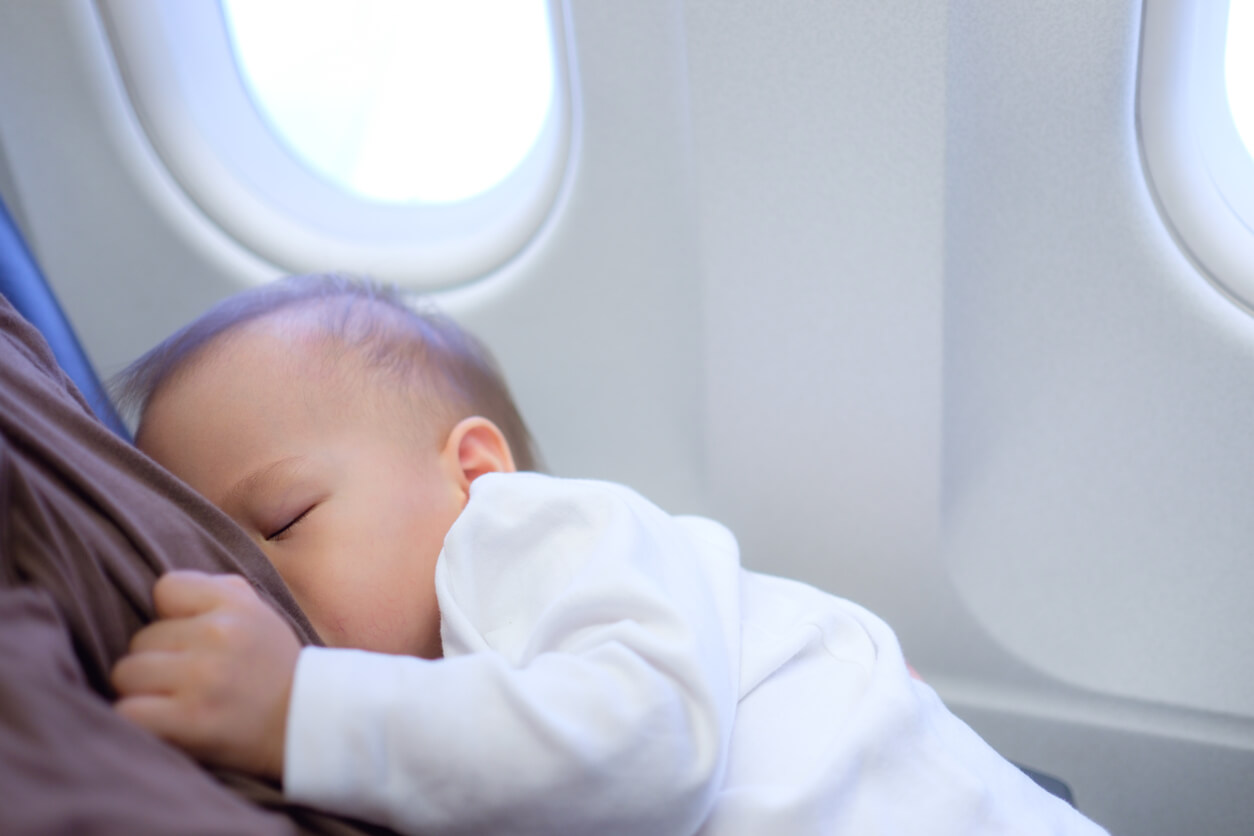 succion evita molestia oidos presion cambio cabina avion ebe toma pecho materno