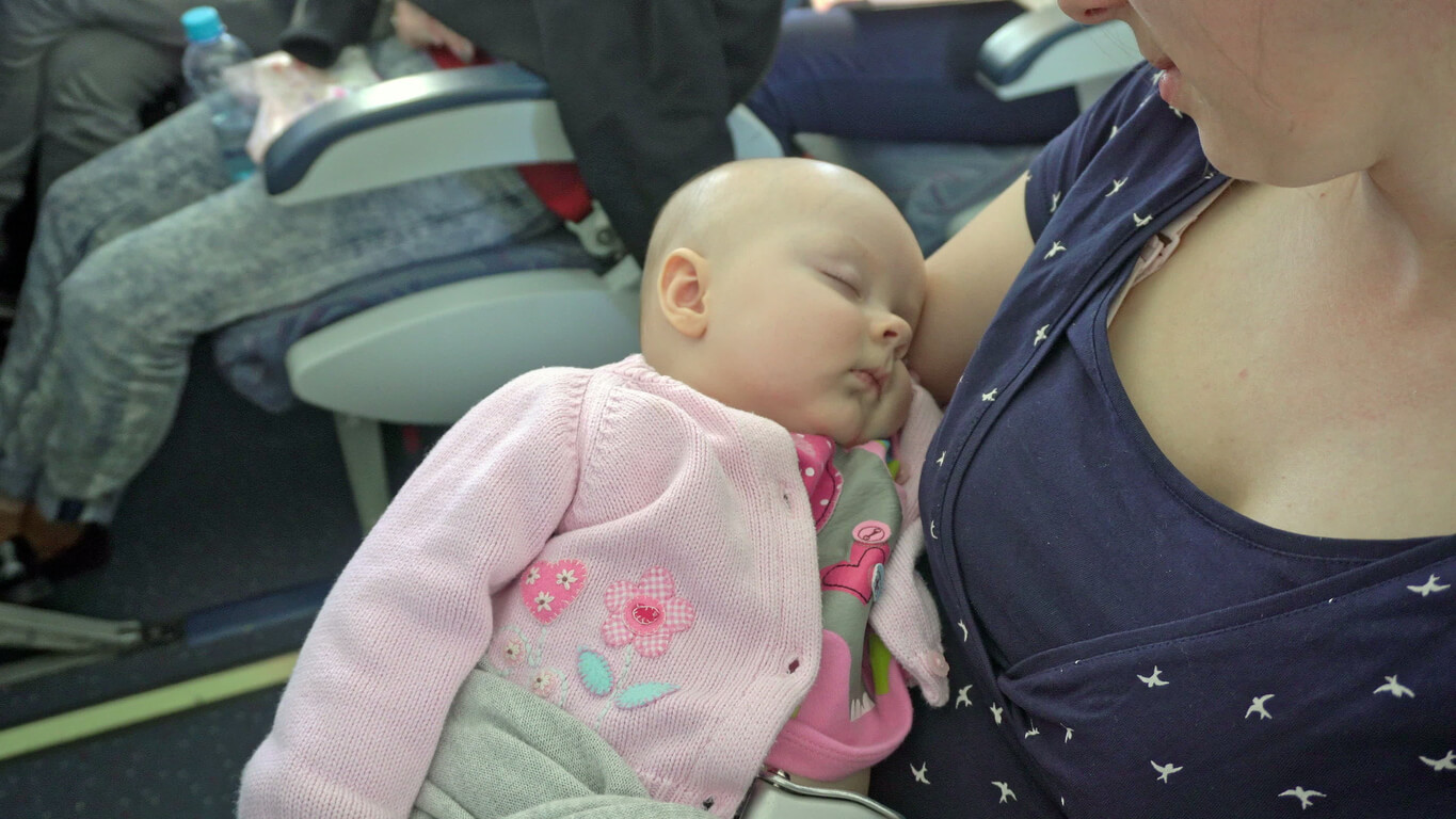 Une maman qui voyage avec son bébé en avion. 