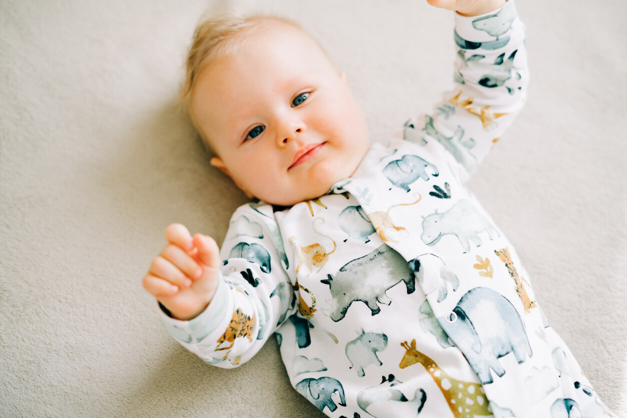 bébé couché heureux calme body