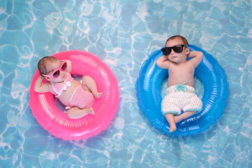 bebes nino nina relajados salvavida dona pileta agua playa traje baño lentes sol oscuros duermen estres vacaciones verano