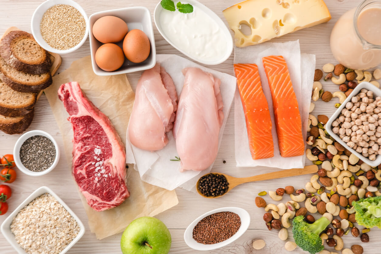 Assortiment d'aliments protéinés.