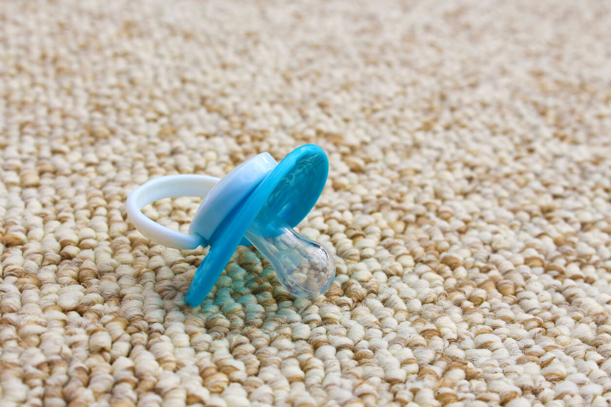 Qué hacer si mi bebé se cae al suelo