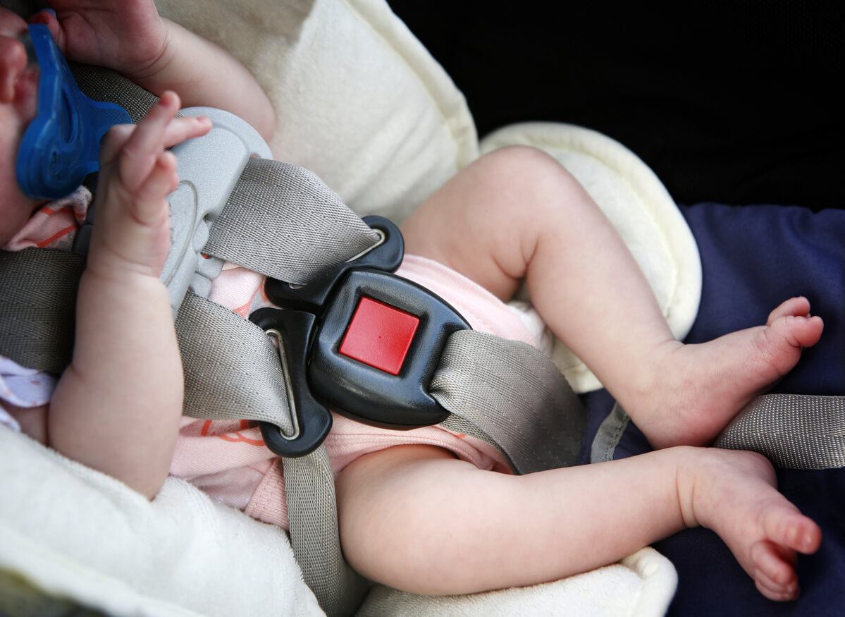 Un bébé dans un siège auto.