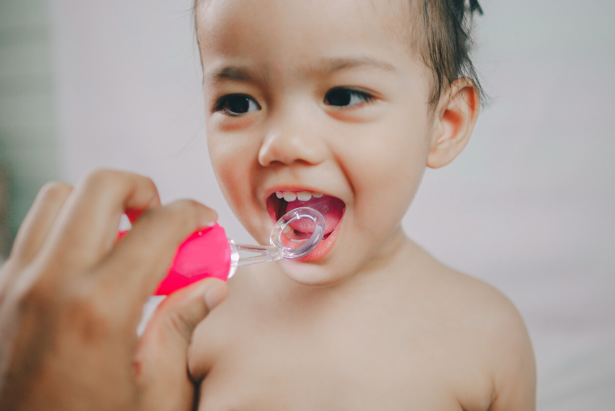 control odontopediatra dentista primera vez salud bucodental sonrisa dientes espejo