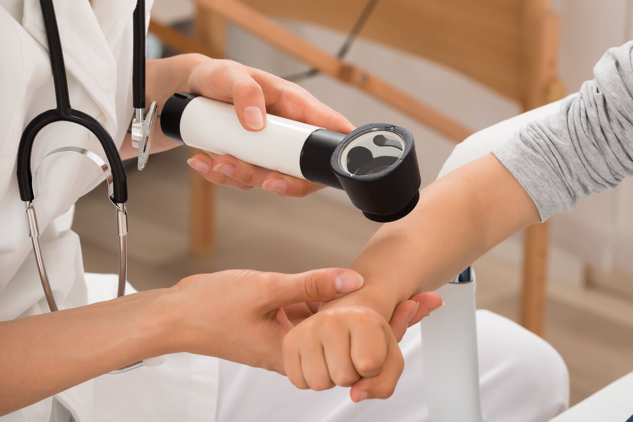 dermatologo infantil niño brazo dermatoscopio contro salud lunares nevus anual rutina prevencion cancer piel melanoma
