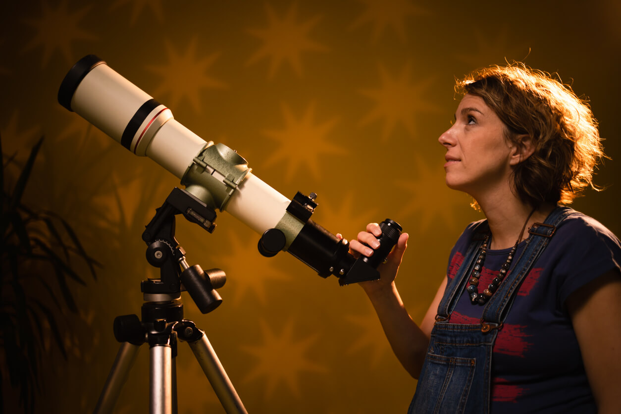 grossesse femme enceinte Regardez télescope étoiles constellations étoiles univers astrologie cosmos futur