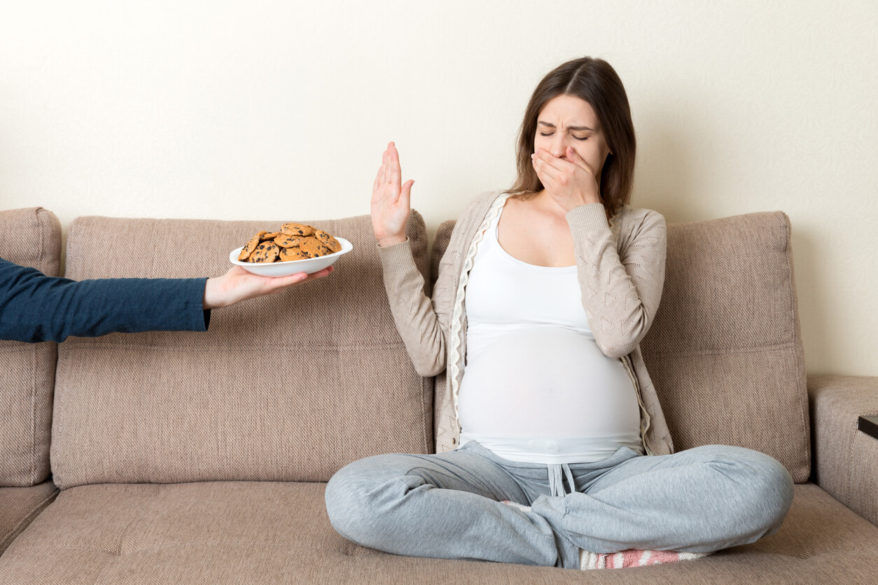 aversion rechazo alimento hiperosmia nauseas malestar embarazo embarazada alimentacion saludable concepto antojo