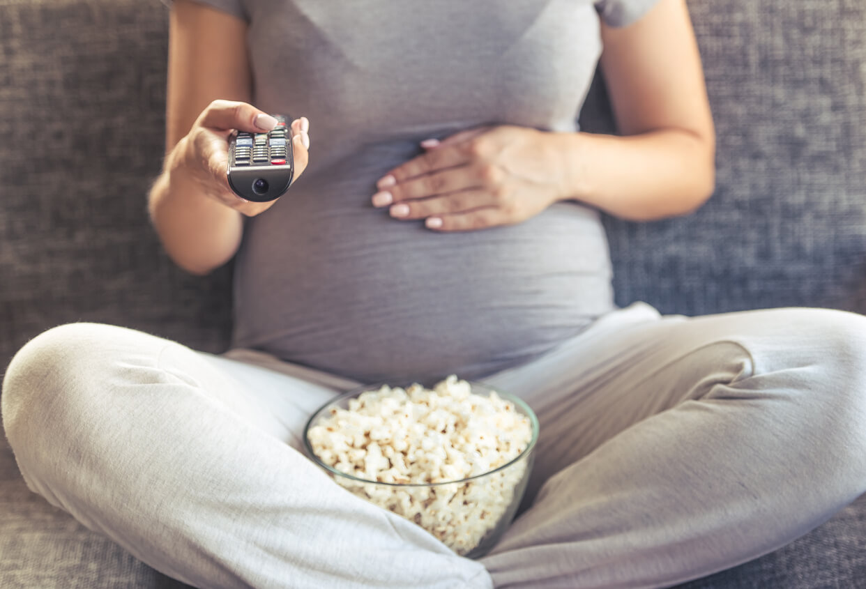 embarazada mujer television series control remoto palomitas maiz ocio