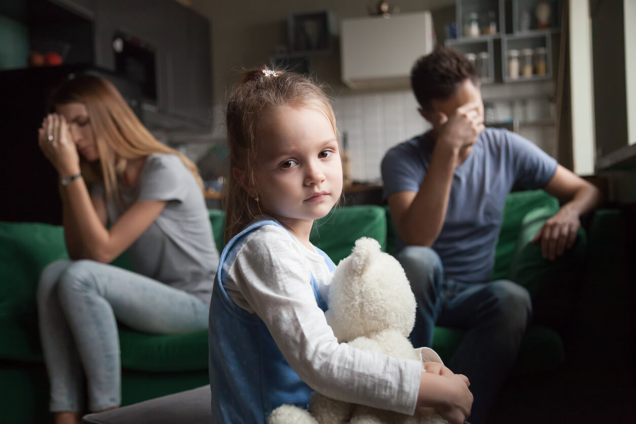 discusion adultos padres madre padre parental nina triste sola desamparo abandono divorcio familia disrupcion oso