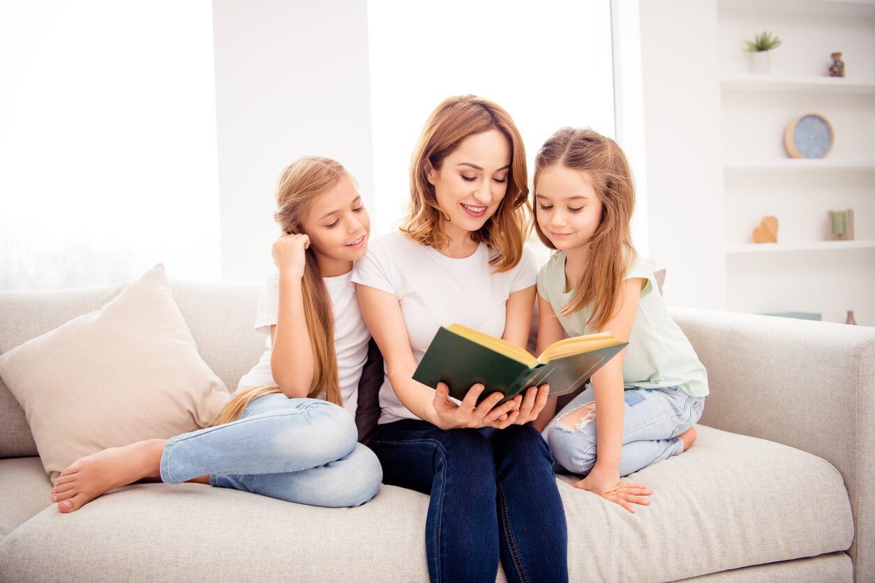 madre hijas nina sillon tarde living estar casa lectura cuentos historias compartido storytelling