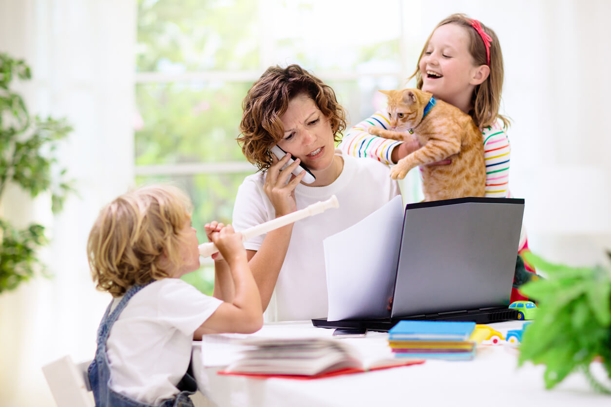 travail domicile bureau à domicile mère maternité éducation enfants pandémie quarantaine stress s'entendre vie personnelle travail carrière