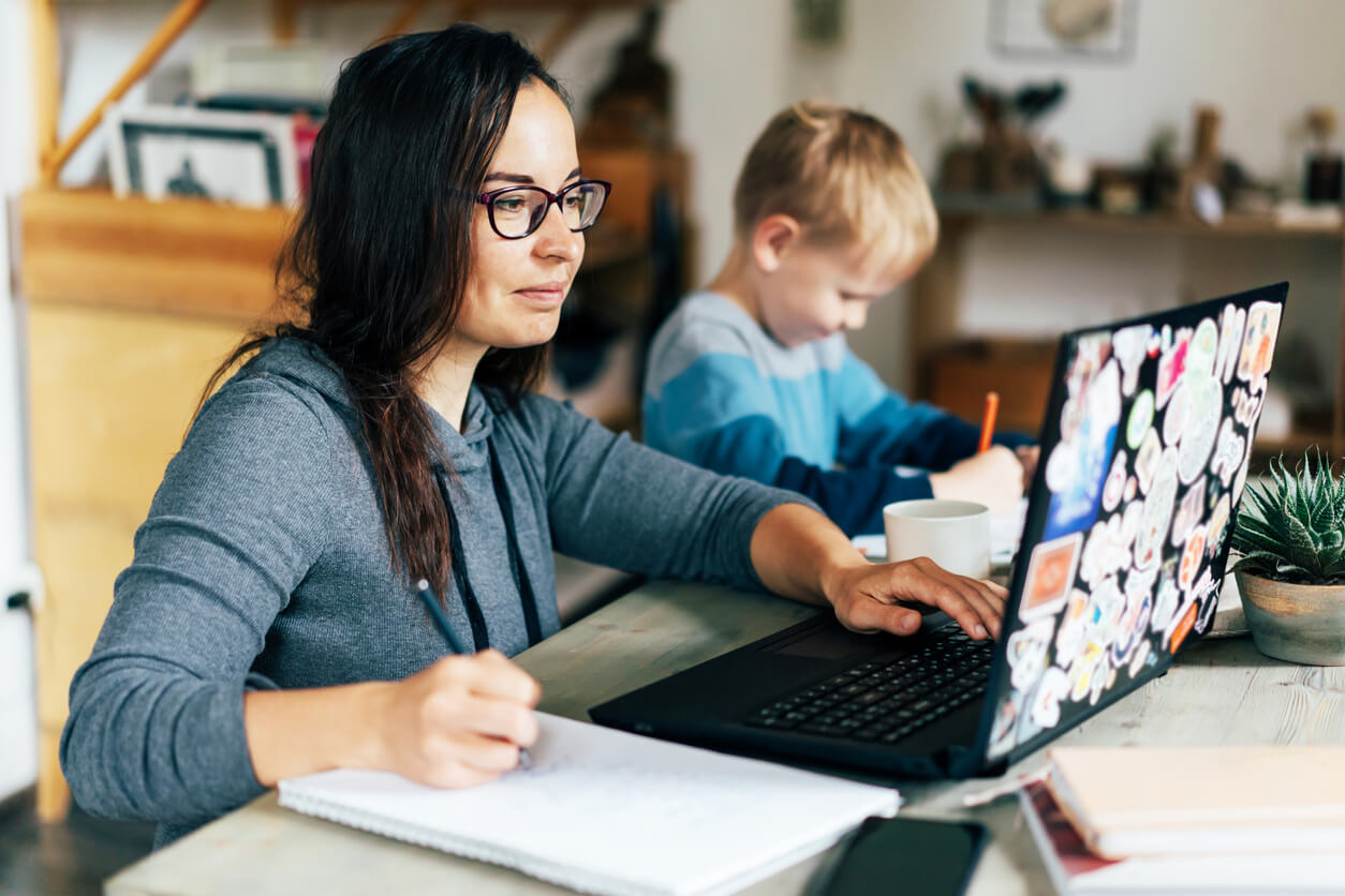 trabajo remoto casa home office madre nino juega dibuja tranquilo concentracion calma