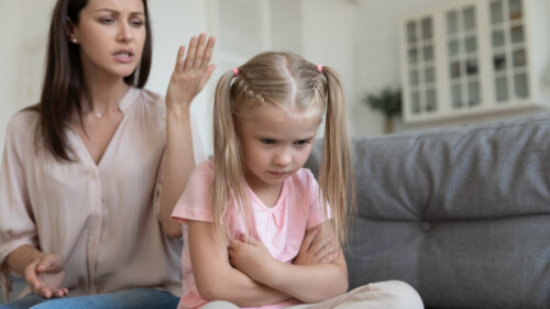 mama reprende nena desprecio menosprecio triste enojo sermon limite negativo