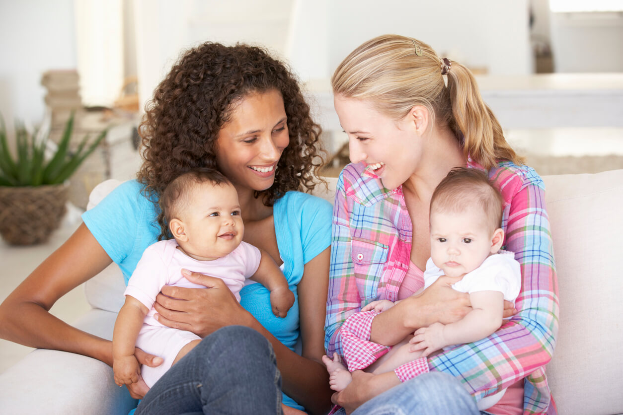 Deux mères avec leurs bébés respectifs.