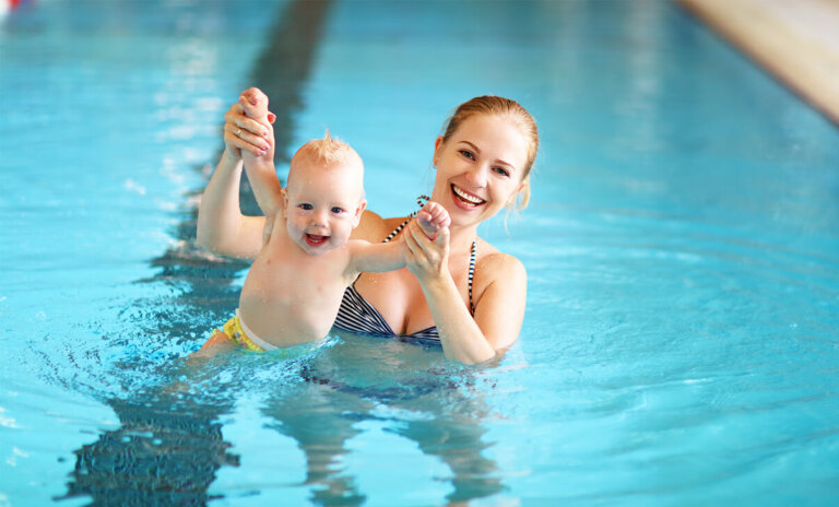 6 ejercicios de natación para tu bebé