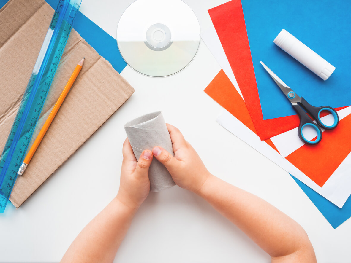 mano nino nene pequena recicla reutiliza rollo papel higienico carton manualidad papel color tijera disco regla lapiz pegamento actividad juego aprendizaje