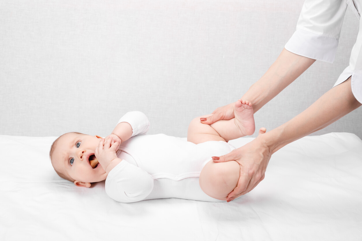 rilevamento diagnosi displasia sviluppo anca neonato neonato congenito medico pediatra