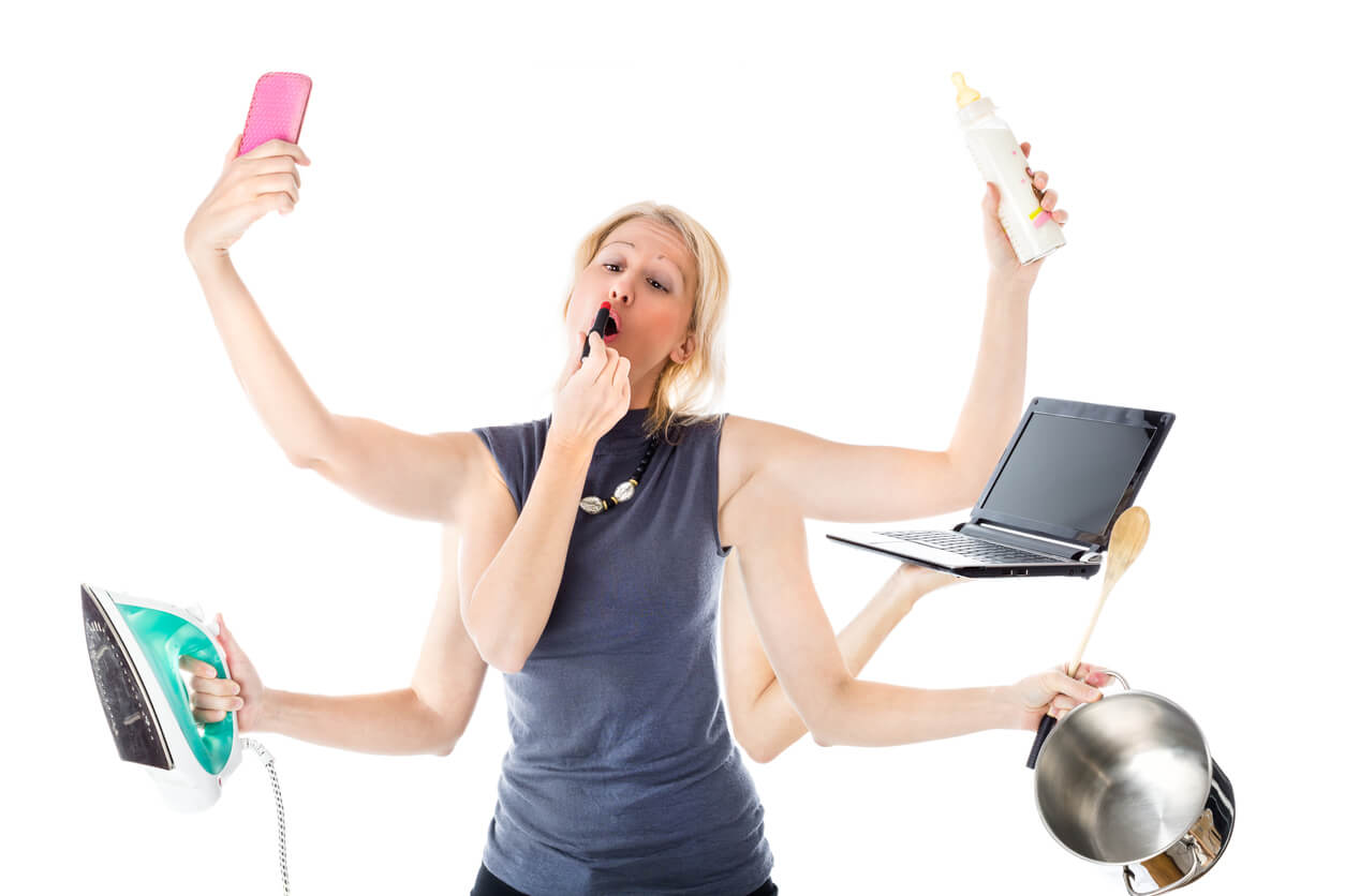 multitarefa tarefas em casa crianças trabalho escritório laptop beleza maquiagem mulher ferro panela panela telefone celular foto de selfie