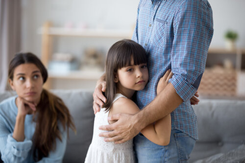 nina pequena que se abraza a su padre preferencias complejo de electra enamoramiento infantil genero opuesto desarrollo psicosexual madre apartada