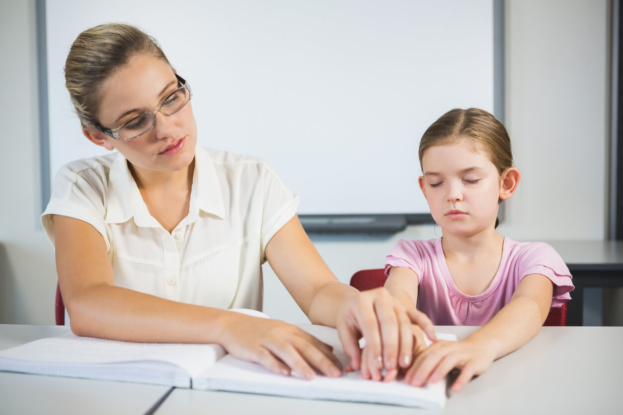 école éducation inclusive fille besoins éducatifs particuliers aveugle aveugle aveugle lecture braille enseignant soutien aide complet s'adapter