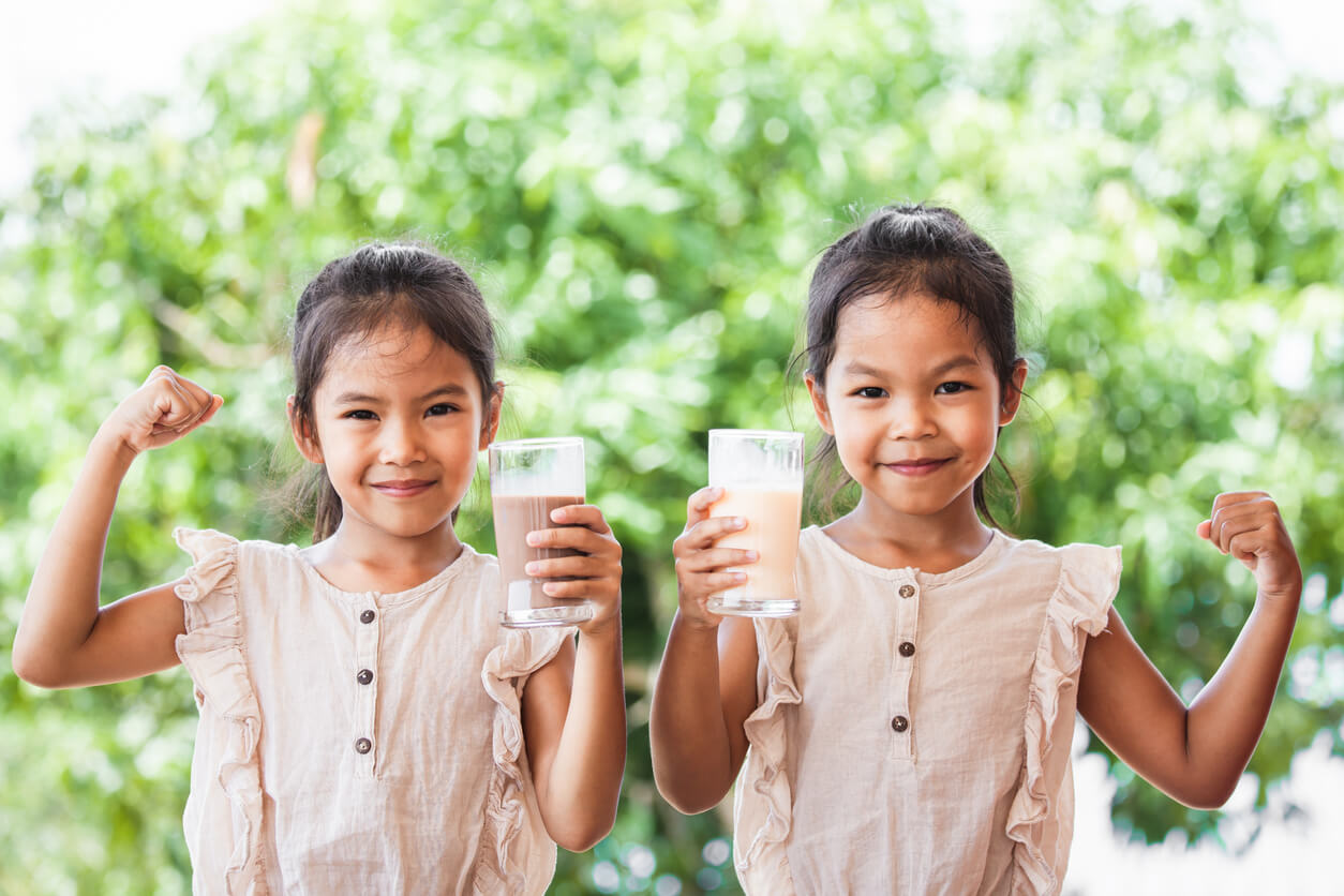 Deux jeunes filles qui boivent une boisson chocolatée.