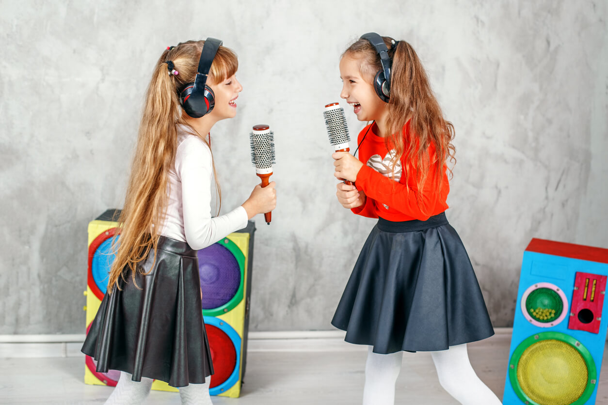 Deux jeunes filles qui chantent.