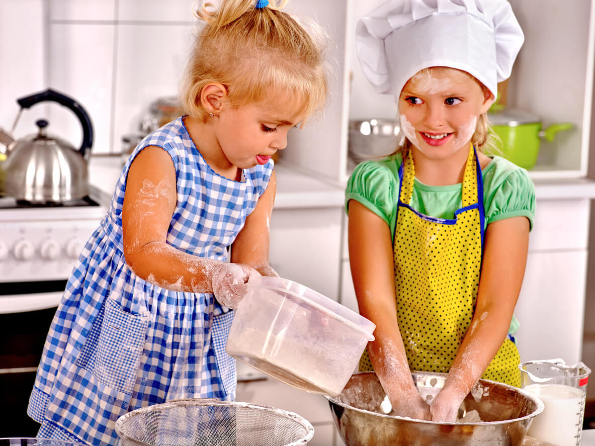 ragazze ragazze cucinare da sole preparare torta cucina autonomia boul farina impastare acqua cuoco cappello sorelle peuden sole
