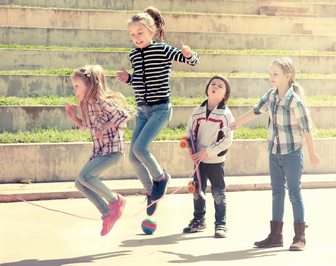 Des enfants qui jouent à la corde à sauter. 