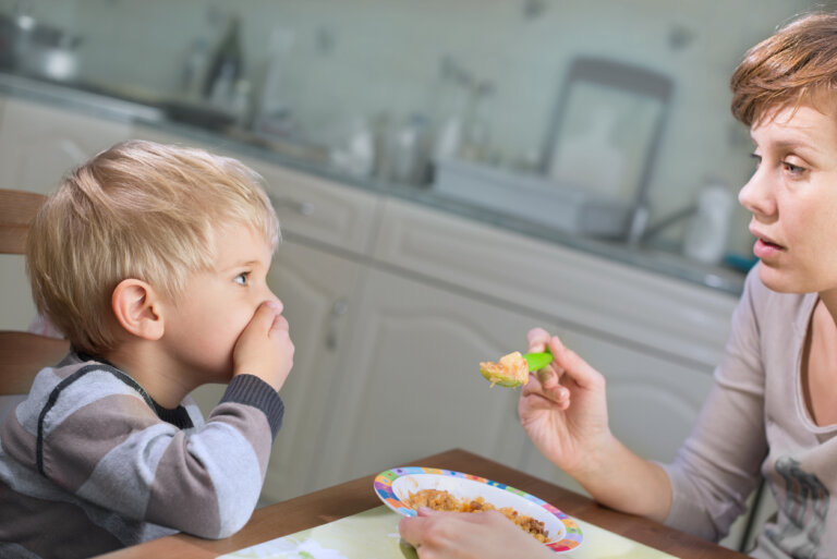9 frases que no debes decir a los niños cuando no quieren comer