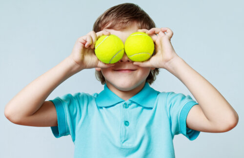 nino ojos pelota tenis concepto juejo deporte infantil actividad fisica movimiento salud