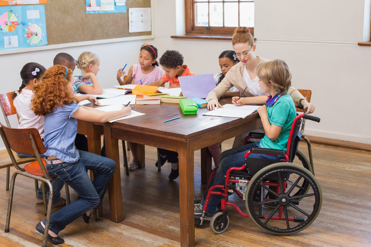 aula escuela necesidades educativas especiales inclusion integracion primaria maestra alumnos nino nene discapacidad silla ruedas inclusivo