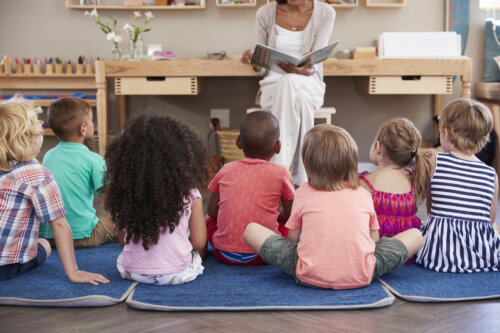 maestra en el aula lee cuentos a los niños concepto de diversidad