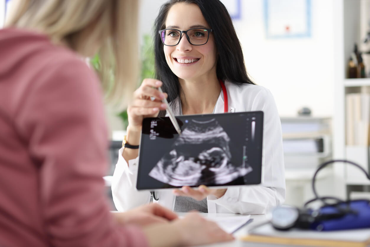 consulta control prenatal cuidado obstetra obstetrica ecografia bebe feto segundo trimestre mama embarazada