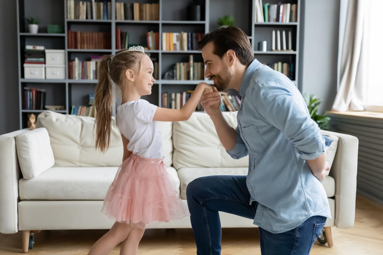 chevalerie respect geste amour salutation père tenir main fille bébé princesse heureux parentalité