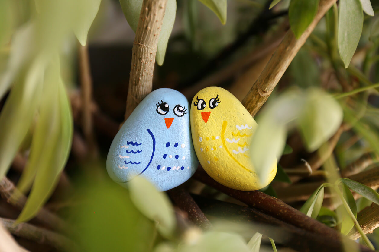 manualidad piedras pintadas aves pajaros arbol naturaleza muerta arte