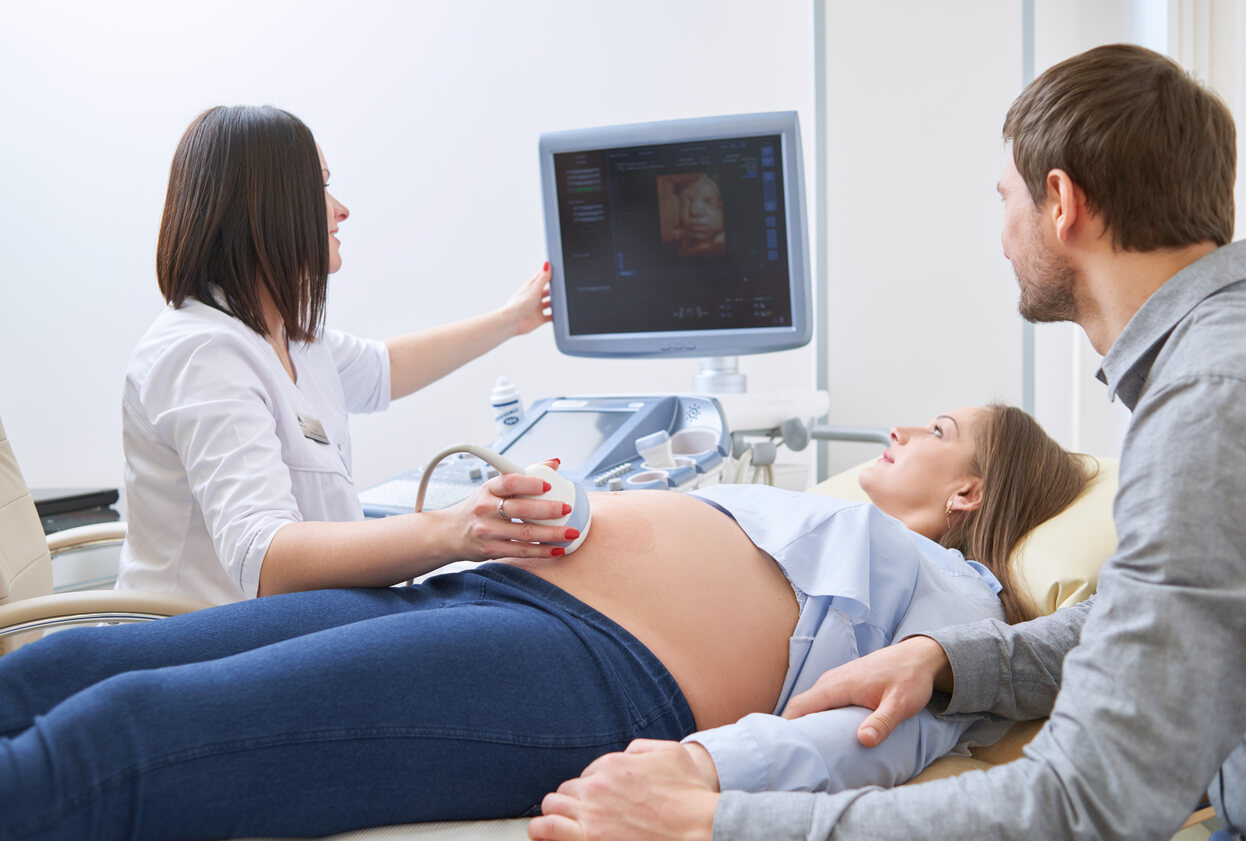 Une femme enceinte qui fait une échographie.