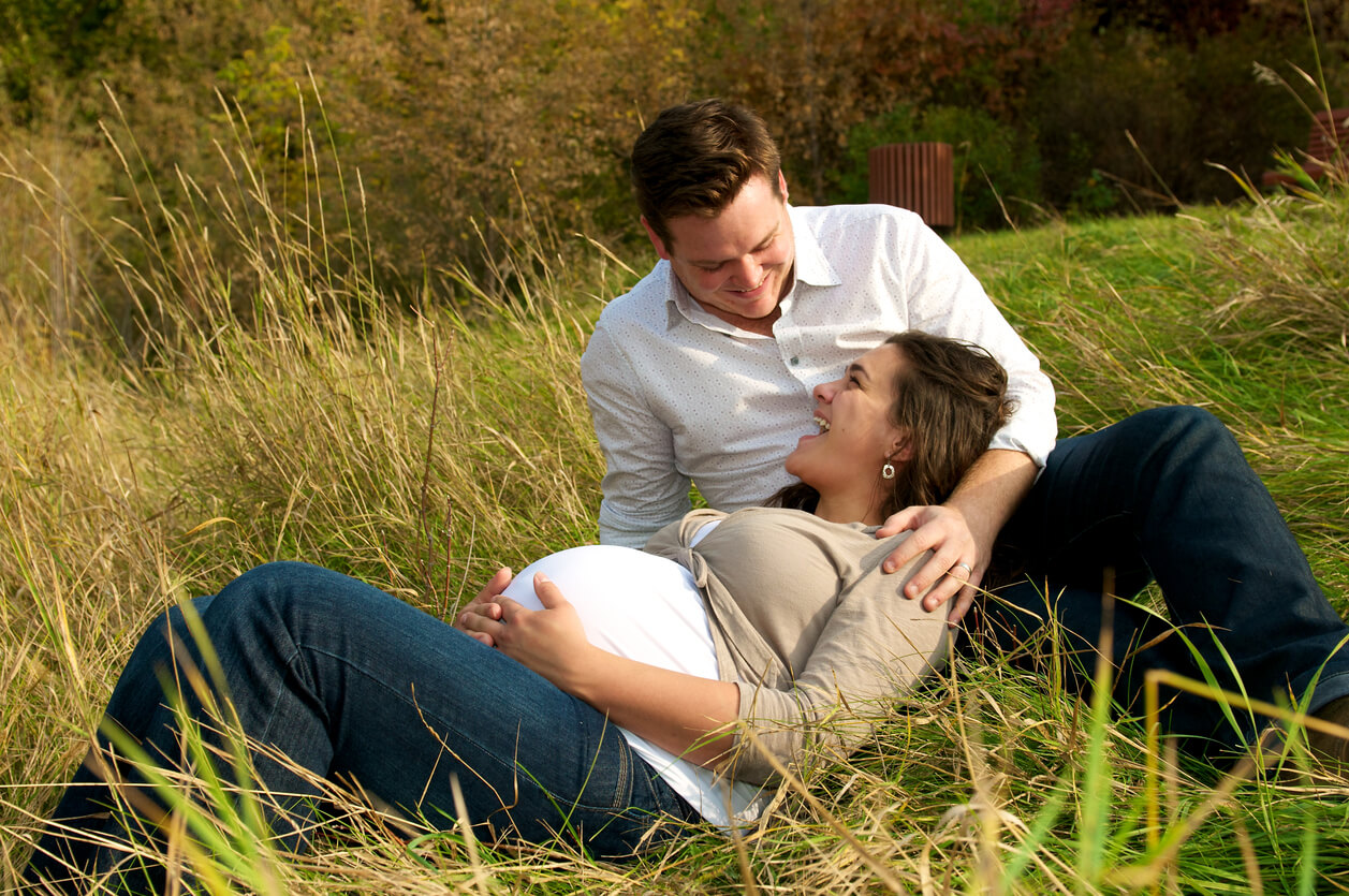 maternità paternità semplice felice rilassato erba campo all'aperto incinta gravidanza donna bambino aspetta dolce