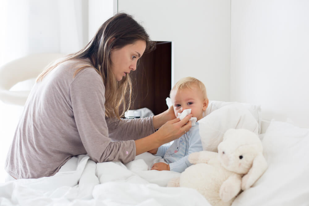 La mamma si prende cura di suo figlio.