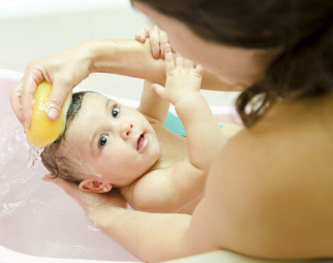 5 miedos que enfrentan todas las mamás primerizas al bañar a sus bebés por primera vez