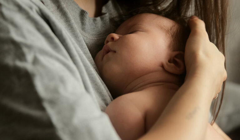 Confirmado por la ciencia: los abrazos de mamá y papá son el mejor relajante para un bebé