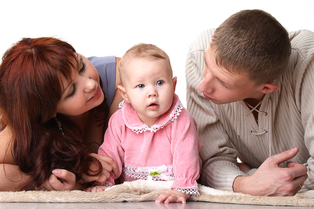 Les parents parlent à leur bébé