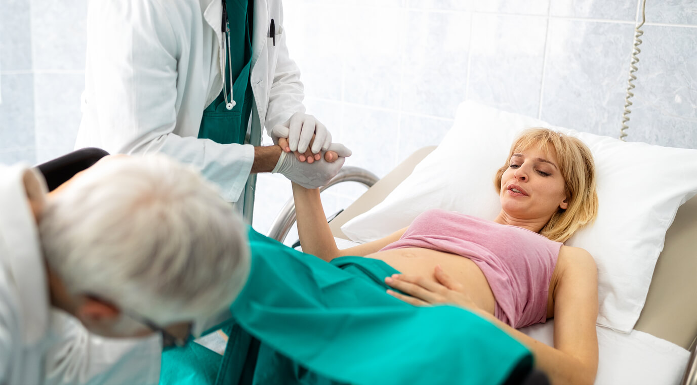 Une femme en position allongée pendant le travail de l'accouchement.