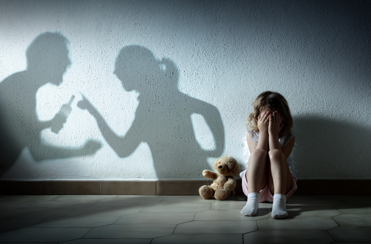 bambino ragazza famiglia violenza domestica genitori litigano bambino bullismo stress trauma post traumatico